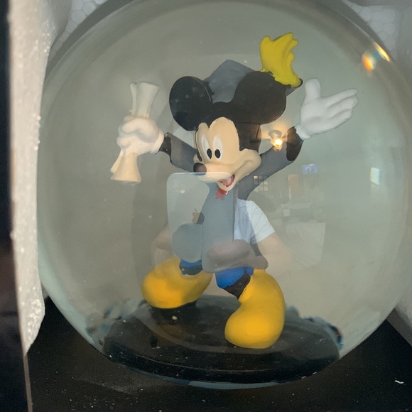 NIB Disney Graduation Mickey Mouse wind-up Musical Water-globe "Congrats Grad" - Picture 4 of 7